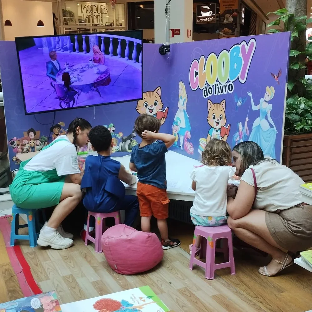 Crianças pintando durante uma oficina na livraria