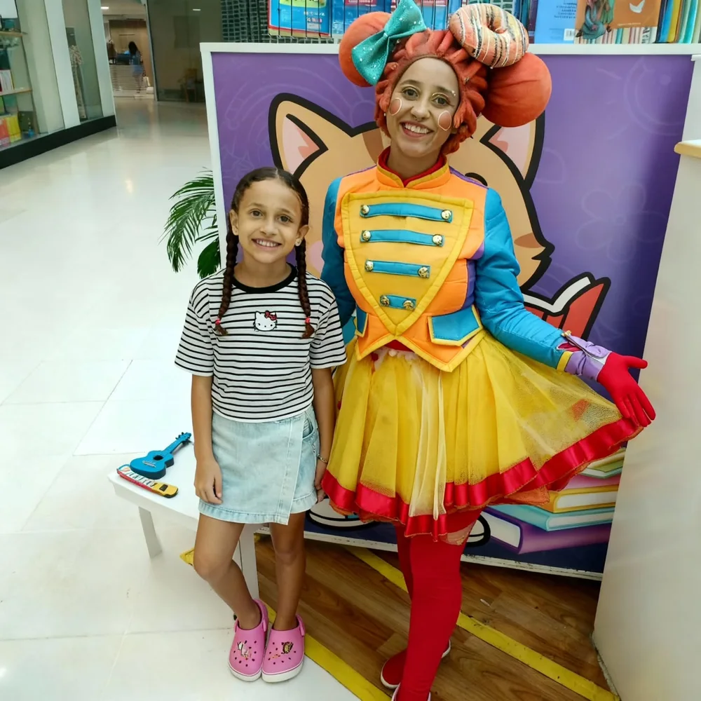 Personagem visitando a livraria com uma criança