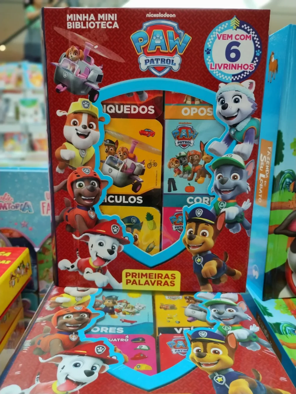 Livro de primeiras palavras com personagens infantis